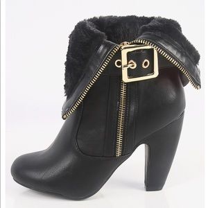 Black boots that are Versatile.